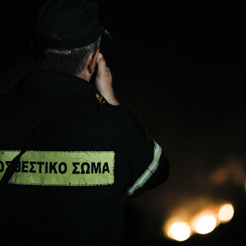 Πυροσβέστης παρακολουθεί το μέτωπο της φωτιάς - Κατασβέστηκε η πυρκαγιά στη χωματερή της Φυλής (ΦΩΤΟ ΑΡΧΕΙΟΥ) 