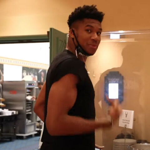 Ο Γιάννης Αντετοκούνμπο μιλά για την Τζένιφερ Άνιστον και προσπαθεί να πείσει τους συμπαίκτες του ότι είναι Ελληνίδα © YouTube