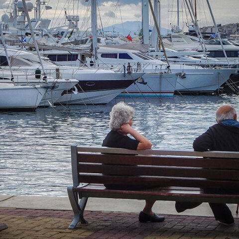 Ηλικιωμένοι σε παγκάκι στη Μαρίνα Αλίμου - Εξετάζεται να μπουν σε καραντίνα οι άνω των 65 για να προστατευτούν από τον κορωνοϊό