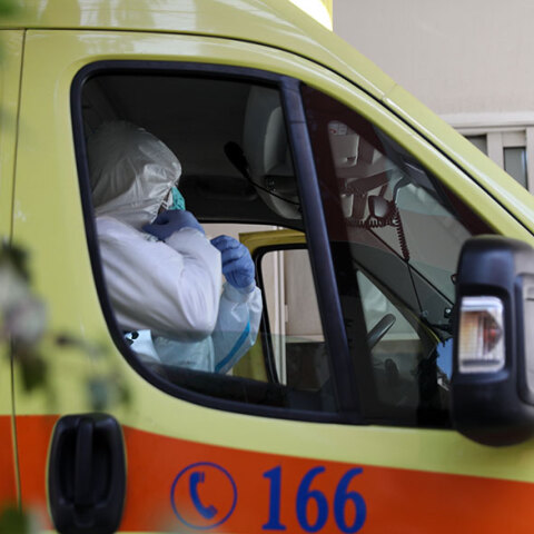 Τραυματιοφορέας με προστατευτική στολή για τον κορωνοϊό σε ασθενοφόρο του ΕΚΑΒ