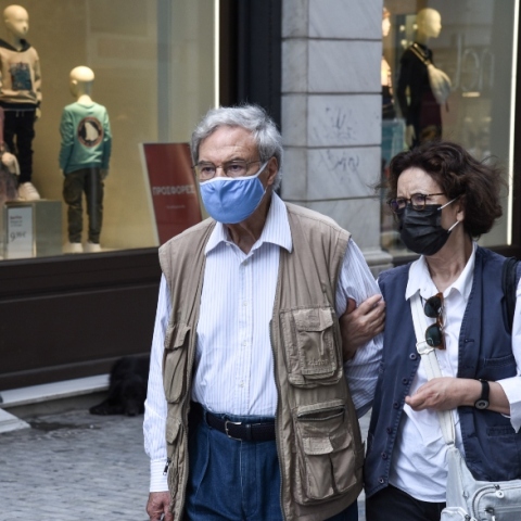 Σε ισχύ τα νέα μέτρα προστασίας κατά της πανδημίας στην περιφέρεια Αττικής, στιγμιότυπα από την καθημερινότητα