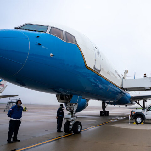 Το αεροσκάφος που μεταφέρει τον Μάικ Πομπέο στην Ελλάδα