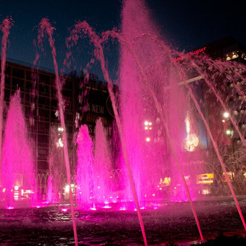 Το συντριβάνι στην Ομόνοια έγινε ροζ για τον καρκίνο του μαστού, στο πλαίσιο του digital Race for the Cure 2020