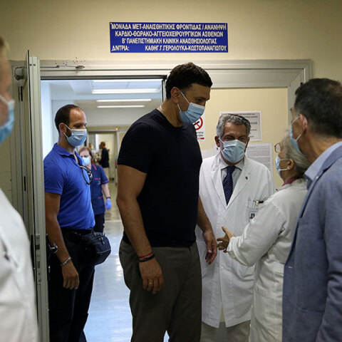 Βασίλης Κικίλιας - ΦΩΤΟ ΑΡΧΕΙΟΥ από την επίσκεψή του στο νοσοκομείο «Αττικόν»