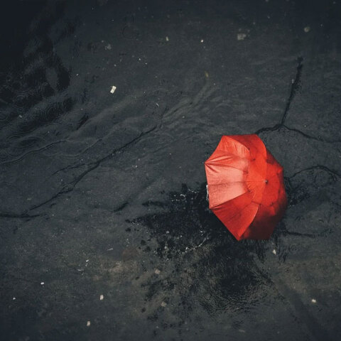 Ομπρέλα στη βροχή - Η ΕΜΥ επικαιροποιεί το έκτακτο δελτίο επικίνδυνων φαινομένων