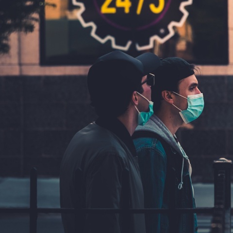 Πολίτες με μάσκα