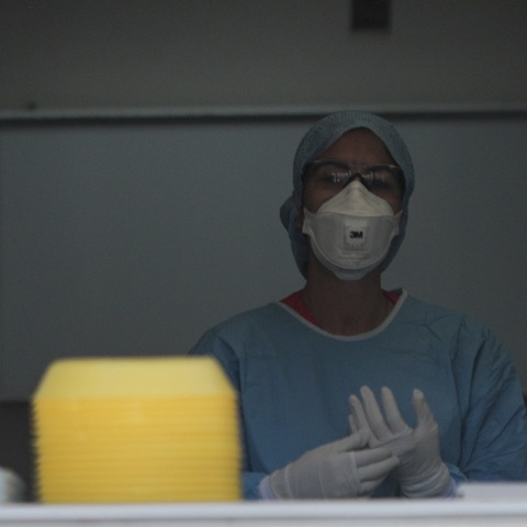 Νοσηλεύτρια με μάσκα 