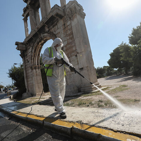 Κορωνοϊός στην Αθήνα: Απολύμανση από τον Δήμο Αθηναίων μπροστά στην Πύλη του Αδριανού