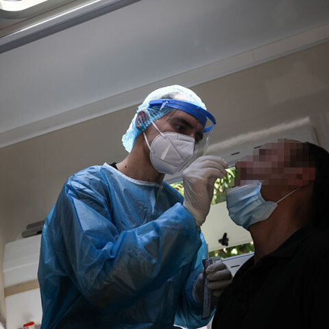 Έλεγχος με rapid test για τον κορωνοϊό στο κέντρο της Αθήνας από κλιμάκιο του ΕΟΔΥ