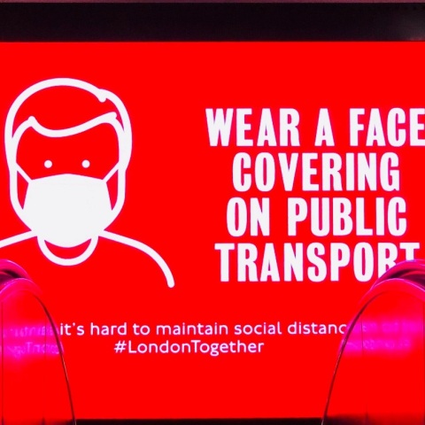 Μήνυμα για τη χρήση μάσκας στο Λονδίνο 