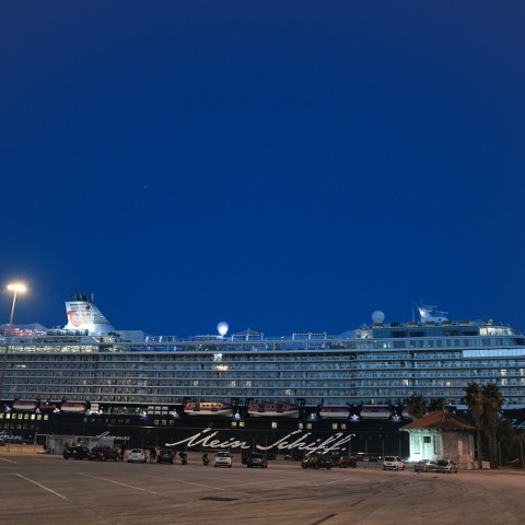 Το κρουαζιερόπλοιο Mein Schiff 6 στο λιμάνι του Πειραιά 