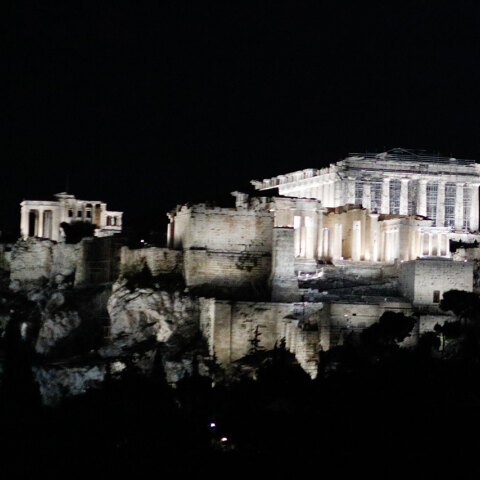 Μαγεύει ο νέος φωτισμός της Ακρόπολης