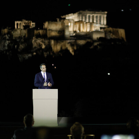 Ο Κυριάκος Μητσοτάκης στην τελετή φωταγώγησης της Ακρόπολης με φόντο τον Ιερό Βράχο που έχει πλέον νέο φωτισμό