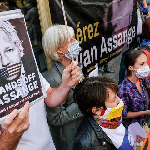 Παράσταση διαμαρτυρίας για τη μη έκδοση του Τζούλιαν Ασάνζ στις ΗΠΑ