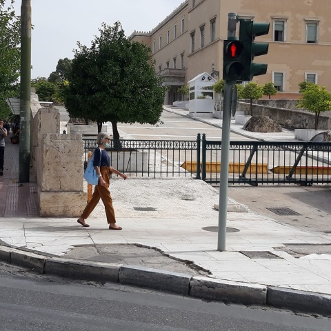 Φθαρμένο πεζοδρόμιο στον Άγνωστο Στρατιώτη 