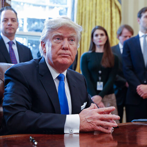 Ο Ντόναλντ Τραμπ στο Οβάλ Γραφείο - Στο πίσω μέρος η 31χρονη σύμβουλος Χόουπ Χικς