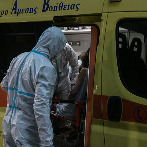 Εργαζόμενοι στην Υγεία με προστατευτικές στολές για τον κορωνοϊό μεταφέρουν ηλικιωμένο από το γηροκομείο στον Άγιο Παντελεήμονα