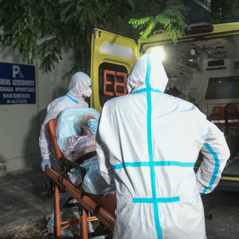 Μεταφορά ηλικιωμένου από τον Άγιο Παντελεήμονα