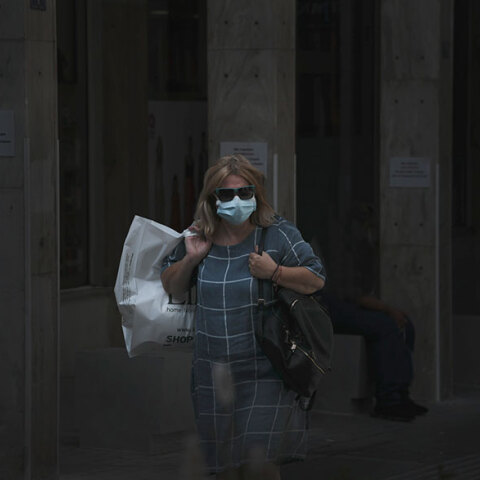 Γυναίκα με προστατευτική μάσκα για τον κορωνοϊό στο κέντρο της Αθήνας
