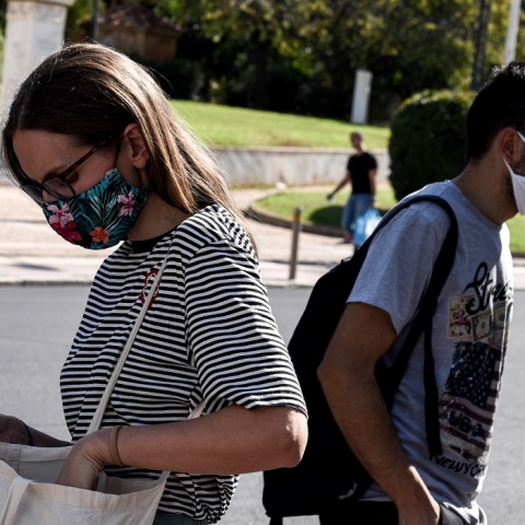 Πολίτες με μάσκα στο κέντρο της Αθήνας 