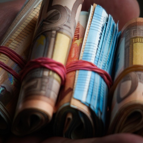 Ποιοι είναι οι νέοι δικαιούχοι για το επίδομα αποζημίωσης ειδικού σκοπού των 800 ευρώ και με ποιες προϋποθέσεις θα το πάρουν. 