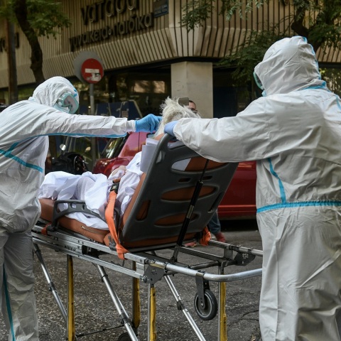 Ακόμα 4 ηλικιωμένοι από το Γηροκομείο στον Άγιο Παντελεήμονα βγήκαν θετικοί σε τεστ που διενήργησε ο ΕΟΔΥ και αναμένεται να μεταφερθούν τις επόμενες ώρες 