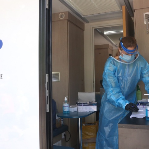  Μεγαλώνει η ανησυχία για τη διασπορά του ιού στην περιοχή του Αγίου Παντελεήμονα μετά τα 20 νέα κρούσματα.