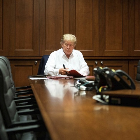 Ο φωτογραφικός φακός κατέγραψε εικόνες από την πολυτελή προεδρική σουίτα του στρατιωτικού νοσοκομείου Ουόλτερ Ριντ όπου νοσηλεύεται ο Ντόναλντ Τραμπ