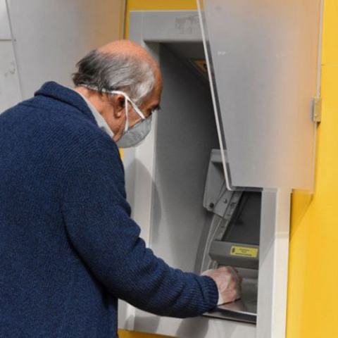 Συνταξιούχος - Αναδρομικά - ΑΤΜ 