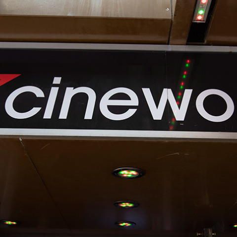 Η Cineworld κλείνει τις αίθουσές της στο Ηνωμένο Βασίλειο και στις ΗΠΑ