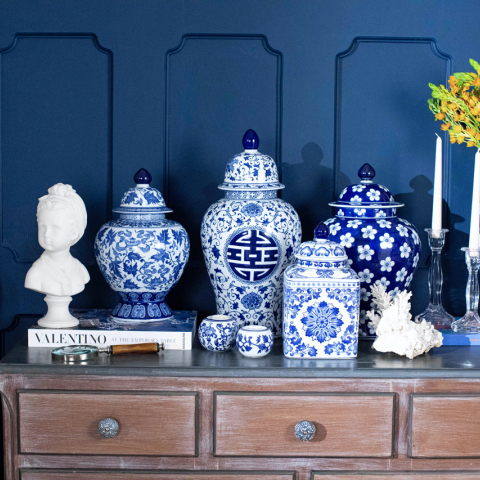 Η MADAME COCO σας δίνει τη δυνατότητα να φέρετε τη μαγεία του μπλε και του λευκού στους χώρους διαμονής σας με τα ολοκαίνουρια βάζα της σειράς "Bleu Blanc". 