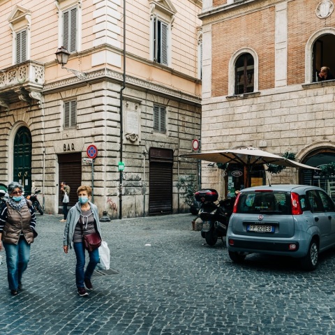 Πολίτες με μάσκα στην Ιταλία 