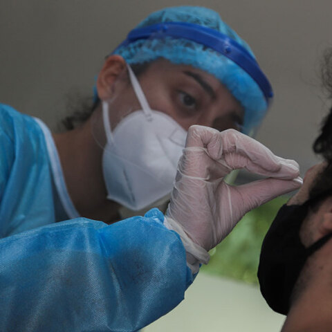 Έλεγχος για κορωνοϊό με τη μέθοδο rapid test από κλιμάκιο του ΕΟΔΥ στην πλατεία Κουμουνδούρου