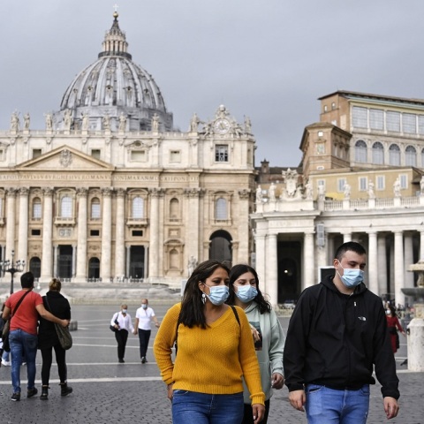 Πολίτες με μάσκα στην Ιταλία