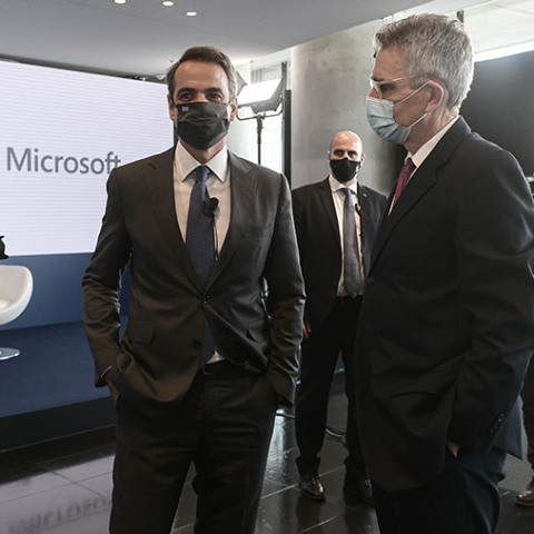 Ο ΠΡΩΘΥΠΟΥΡΓΟΣ, ΚΥΡ. ΜΗΤΣΟΤΑΚΗΣ ΚΑΙ Ο ΠΡΟΕΔΡΟΣ ΤΗΣ MICROSOFT B. SMITH ΣΕ ΕΚΔΗΛΩΣΗ ΓΙΑ ΤΗΝ ΠΑΡΟΥΣΙΑΣΗ ΝΕΑΣ ΕΠΕΝΔΥΣΗΣ ΣΤΗΝ ΕΛΛΑΔΑ 