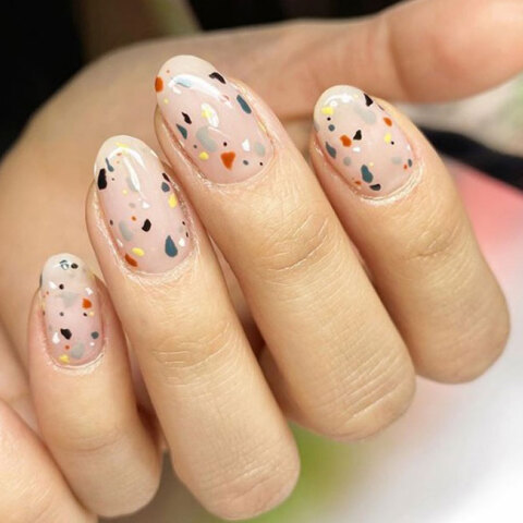 Τα μίνιμαλ σχέδια στα νύχια είναι το νέο μας κόλλημα