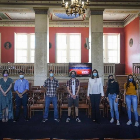 Η Νίκη Κεραμέως με φοιτητές του πρώτου αγγλόφωνου προπτυχιακού του ΕΚΠΑ