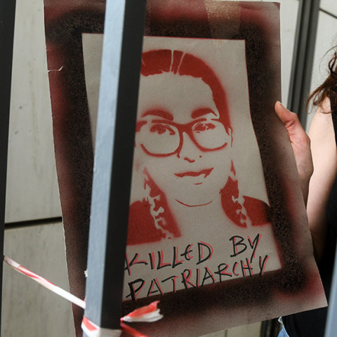 ΣΥΓΚΕΝΤΡΩΣΗ ΑΛΛΗΛΕΓΓΥΩΝ ΚΑΙ ΦΕΜΙΝΙΣΤΙΚΩΝ ΟΡΓΑΝΩΣΕΩΝ ΕΝ ΑΝΑΜΟΝΗ ΤΗΣ ΑΠΟΦΑΣΗΣ ΣΤΗ ΔΙΚΗ ΤΗΣ ΕΛΕΝΗΣ ΤΟΠΑΛΟΥΔΗ 