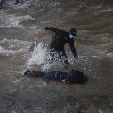 Ο διαδηλωτής που έπεσε από τη γέφυρα