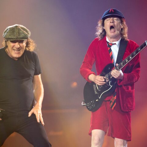 AC/DC  - O τραγουδιστής Brian Johnson και ο κιθαρίστας Angus Young