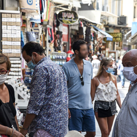 Στιγμιότυπο από το εμπορικό κέντρο της Αθήνας, με κόσμο να κάνει τη βόλτα και τα ψώνια του