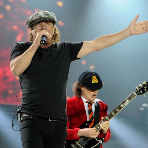 AC/DC  - O τραγουδιστής Brian Johnson και ο κιθαρίστας Angus Young
