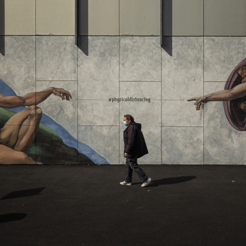 Άνδρας που περπατά φορώντας μάσκα προστασίας από τον κορωνοϊό