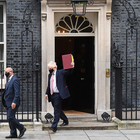 Ο Μπόρις Τζόνσον, πρωθυπουργός της Μεγάλης Βρετανίας, βγαίνει από την Ντάουνινγκ Στριτ στο Λονδίνο