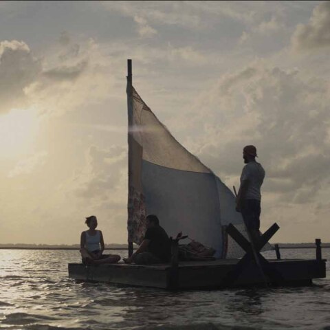 Η Ντακότα Τζόνσον, ο Ζακ Γκότσαγκεν και ο Σία Λαμπεούφ στην ταινία «Το γεράκι του φυστικοβούτυρου» ©Nigel Blauk/ Courtesy of Roadside Attractions