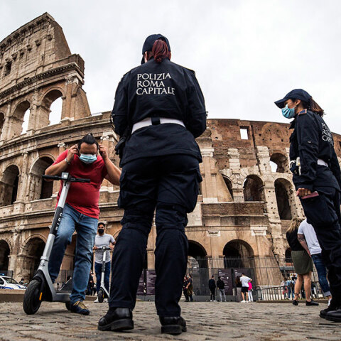 Κορωνοϊός στην Ιταλία: Αστυνομικοί κάνουν έλεγχο για τη χρήση μάσκας μπροστά από το Κολοσσαίο στη Ρώμη