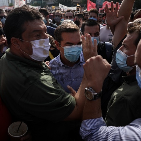 Ο Αλέξης Τσίπρας έξω από το Εφετείο Αθηνών 