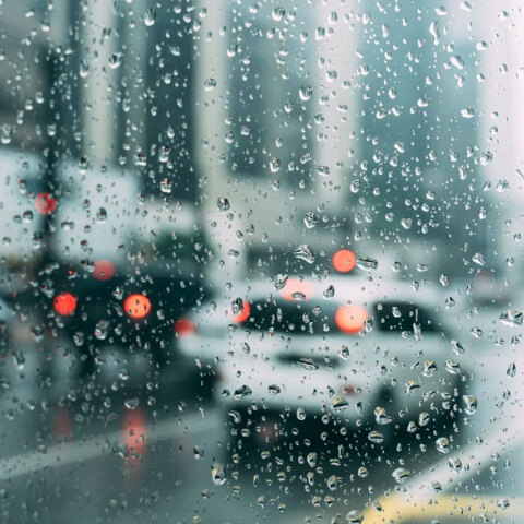 Αυτοκίνητο στη βροχή