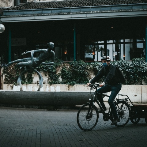 Ποδηλάτης με μάσκα στην Γερμανία