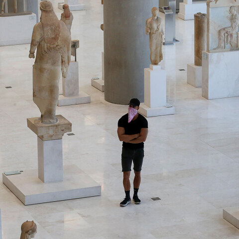 Επισκέπτης με προστατευτική μάσκα για τον κορωνοϊό στο Μουσείο της Ακρόπολης